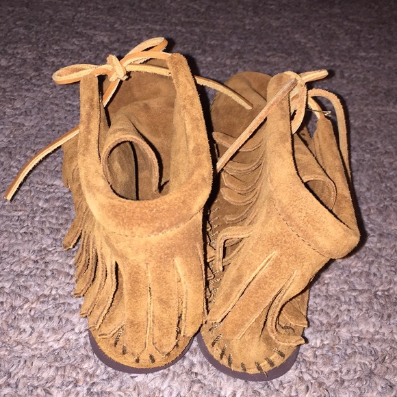 *SOLD* Minnetonka fringe booties size 6 NWOT - Picture 4 of 8