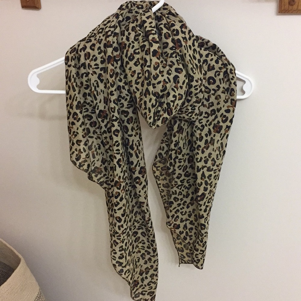 Leopard scarf from Zara