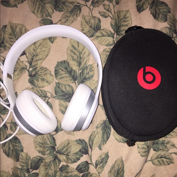 Beats by Dre - Picture 2 of 3