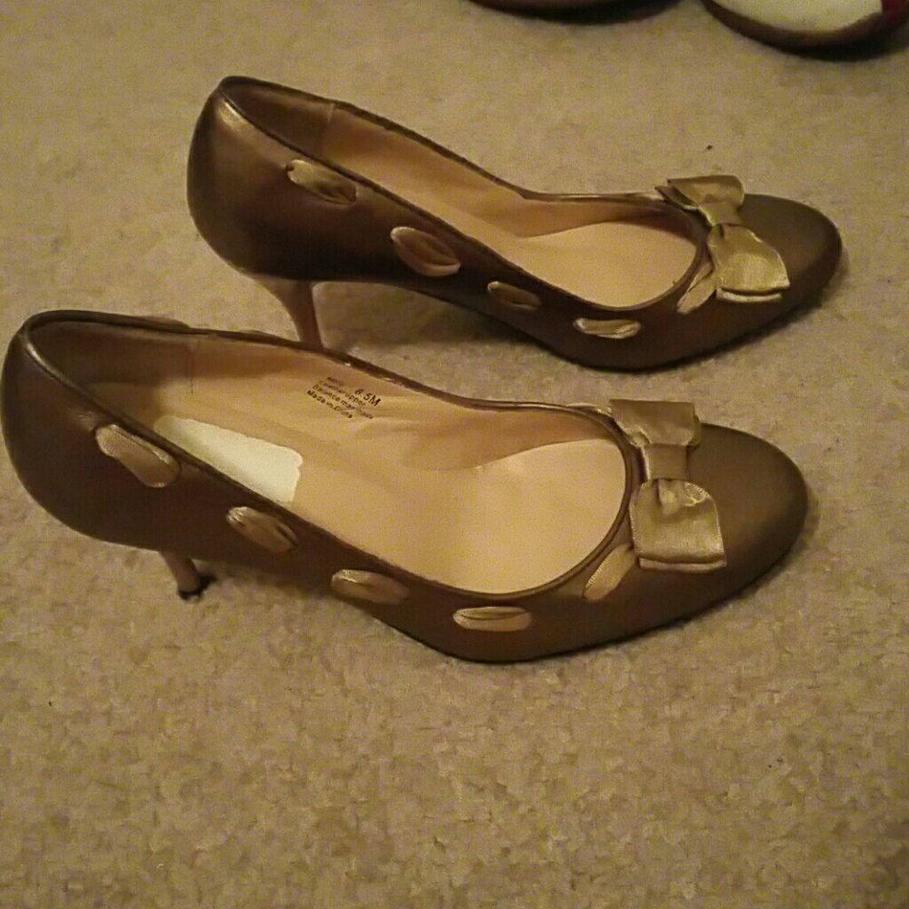 Gold Pump with Ribbon 3.5" - Picture 2 of 4