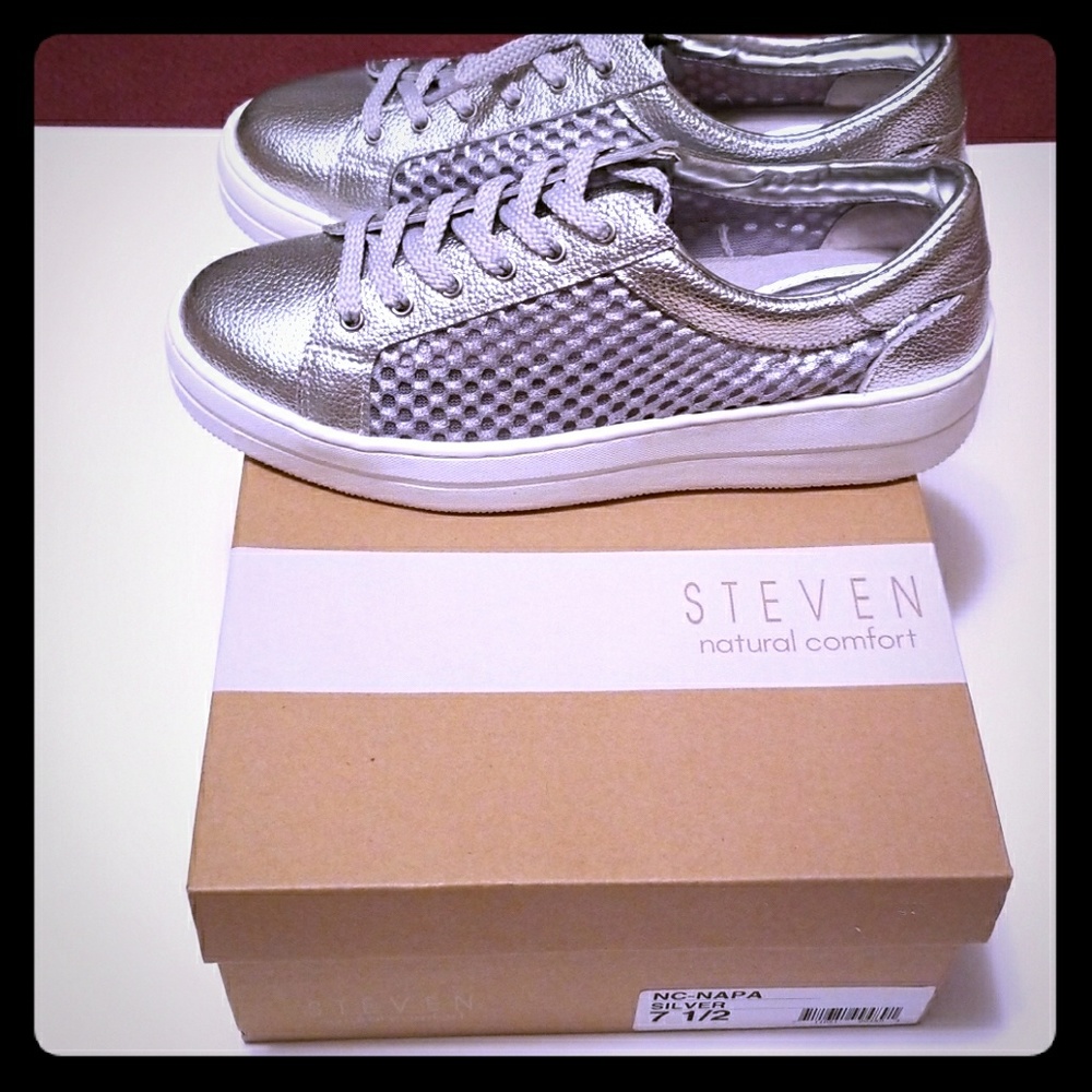 Steven Natural Comfort Size 7.5M, Silver Brand New