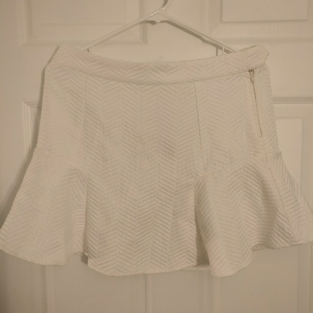 AKIRA BLACK LABEL NWT WHITE FLARE MINI SKIRT