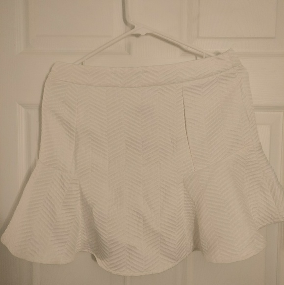 AKIRA BLACK LABEL NWT WHITE FLARE MINI SKIRT - Picture 2 of 5