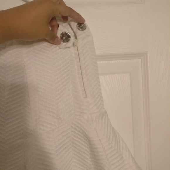 AKIRA BLACK LABEL NWT WHITE FLARE MINI SKIRT - Picture 3 of 5