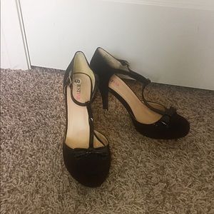 T-strap bow heels