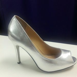 👠NIB👠Silver peep toe pumps