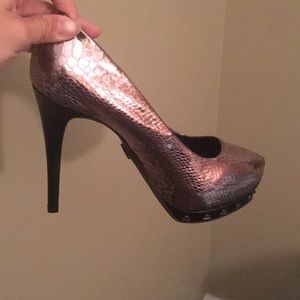 Simply Vera by Vera Wang pair of size 7 shoes