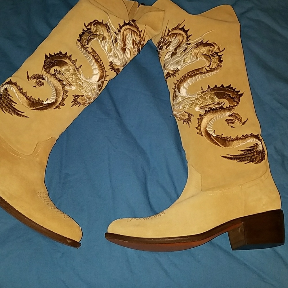 Isabella Lo Russo dragon embroidered boot