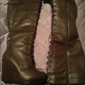 New never worn wedge boots wide width