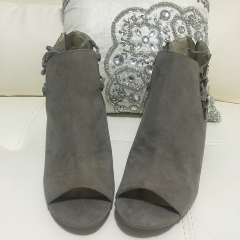 "SOLD" NEW W/ BOX SUGAR KACY LT GREY PEEK TOE PUMP