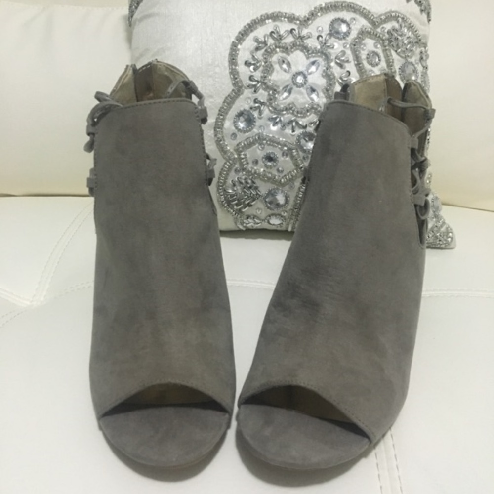 BRAND NEW W/ BOX SUGAR KACY LT GREY PEEK TOE PUMP