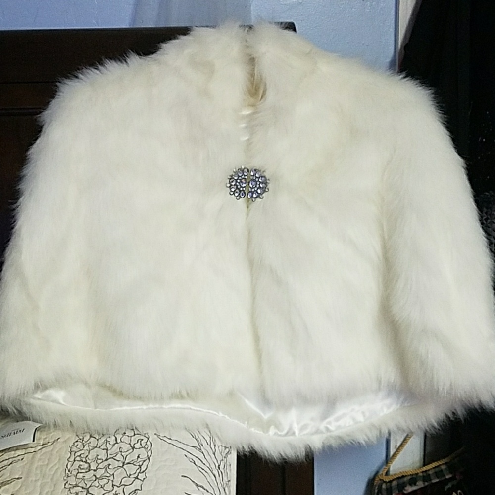 Bridal faux fur cape with brooch