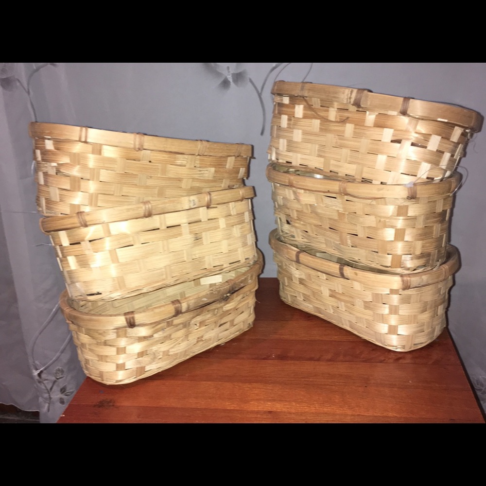 6 oval shaped baskets