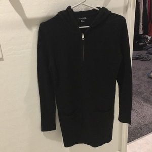 Long sweater with hoodie and front pockets