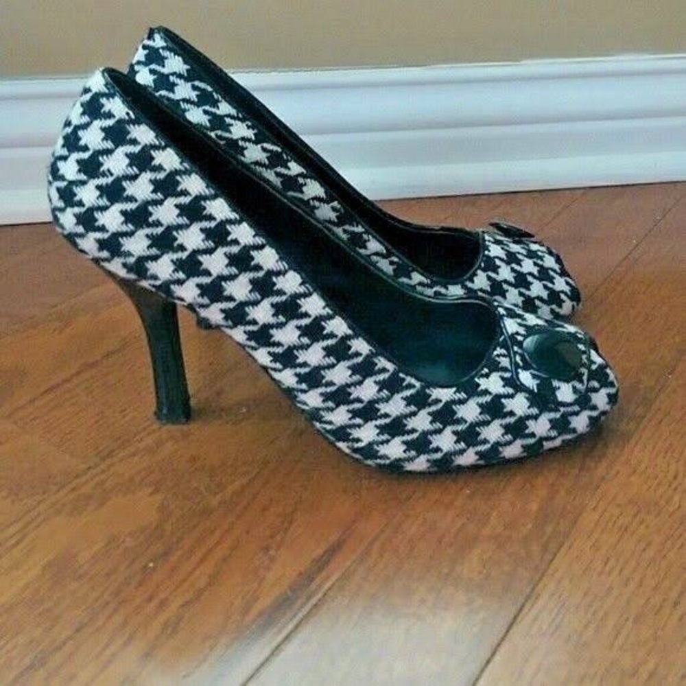 Houndstooth fabric button detail pumps