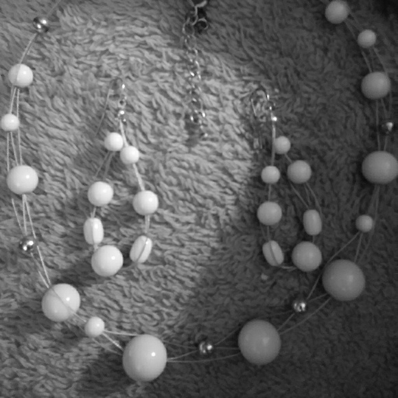 Retro White and Silver Necklace and Earrings Set - Picture 1 of 2