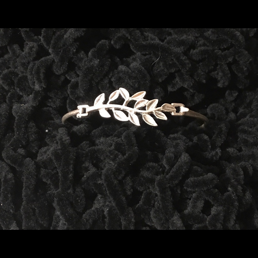 Silver Leaf Bracelet 🌿