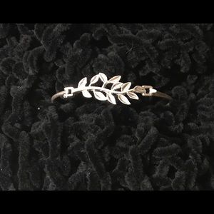 Silver Leaf Bracelet 🌿