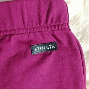 🎉 SALE🎉Athleta fushia workout shorts w/pockets