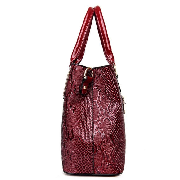 ❤️ The Leona Burgundy Crocodile Embossed Handbag - Picture 3 of 8