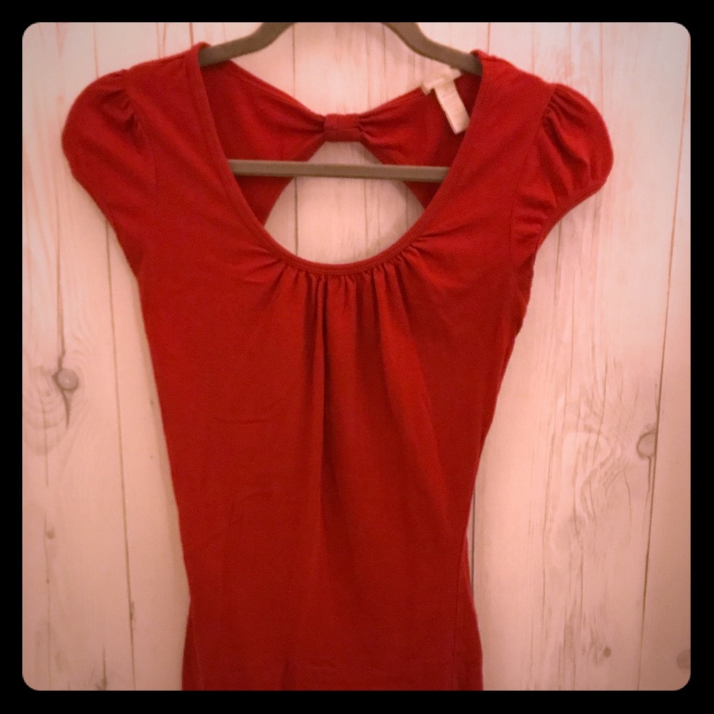 Super cute top, open back up top, fitted