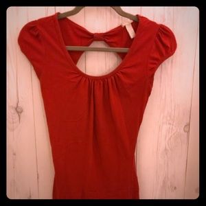 Super cute top, open back up top, fitted