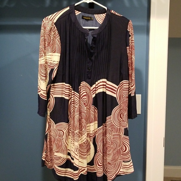 Unique Pattern Tunic - Picture 2 of 6