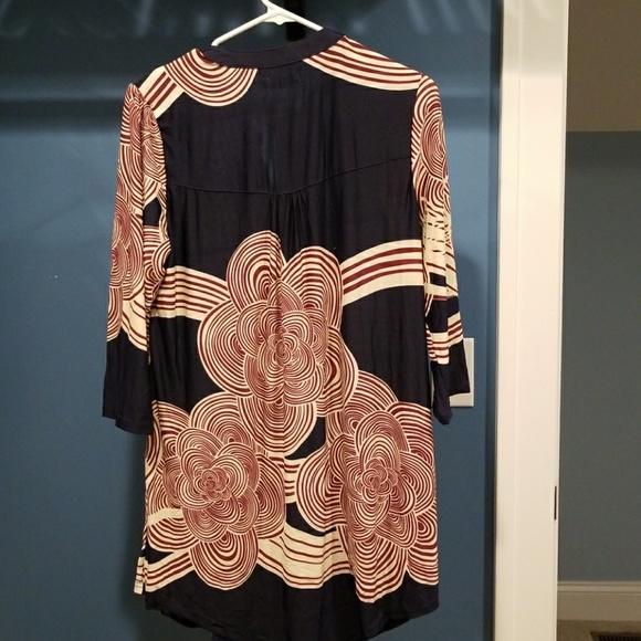 Unique Pattern Tunic - Picture 3 of 6