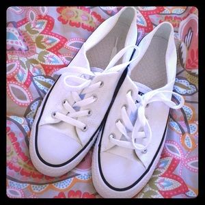 🎉 NEW Women's Converse size 9