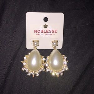 Pearl earring