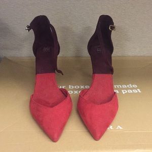 Two tone pump with ankle strap