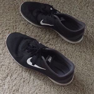 Women's Size 10 NIKE IN SEASON 5 - training shoes