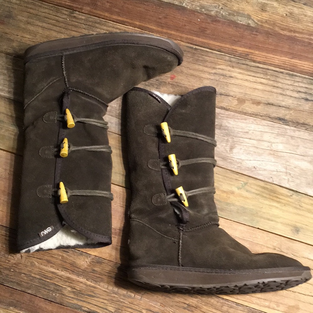 EMU Hip Button boot; chocolate brown