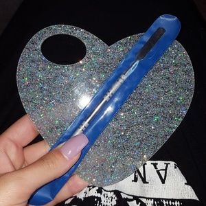 Makeup palette with spatula