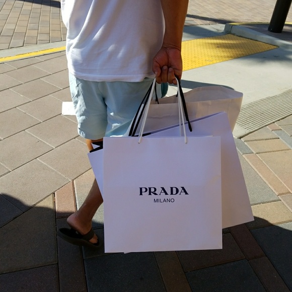 Prada - Picture 2 of 4
