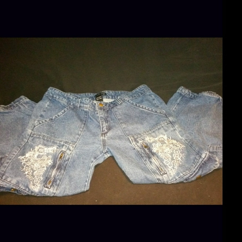 Embroidered  capri's - Picture 2 of 4