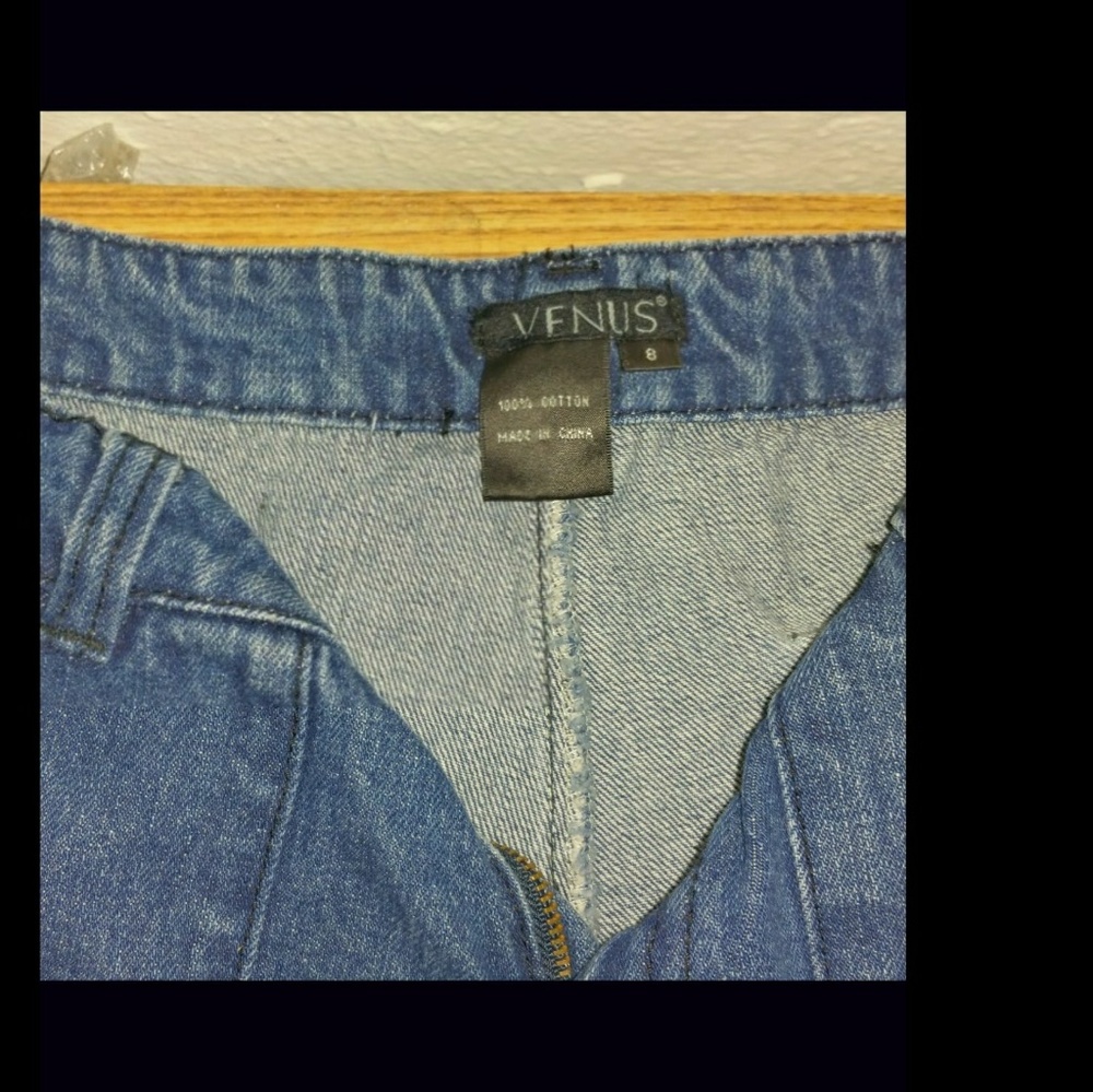 Embroidered  capri's - Picture 3 of 4