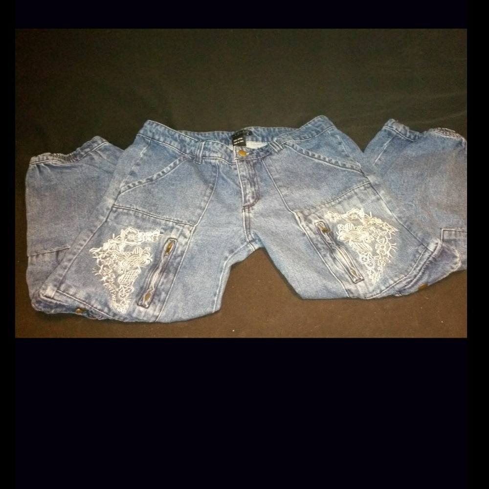 Embroidered  capri's - Picture 4 of 4