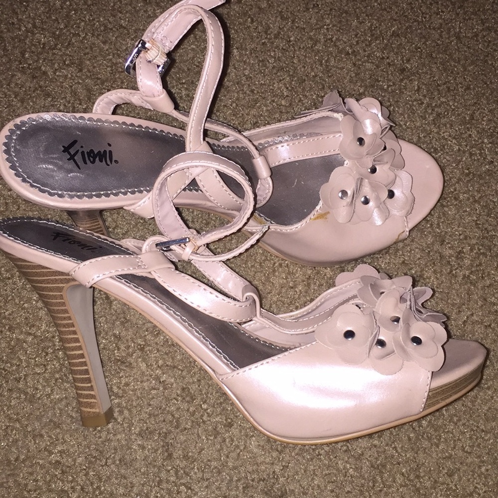 Fioni nude heels