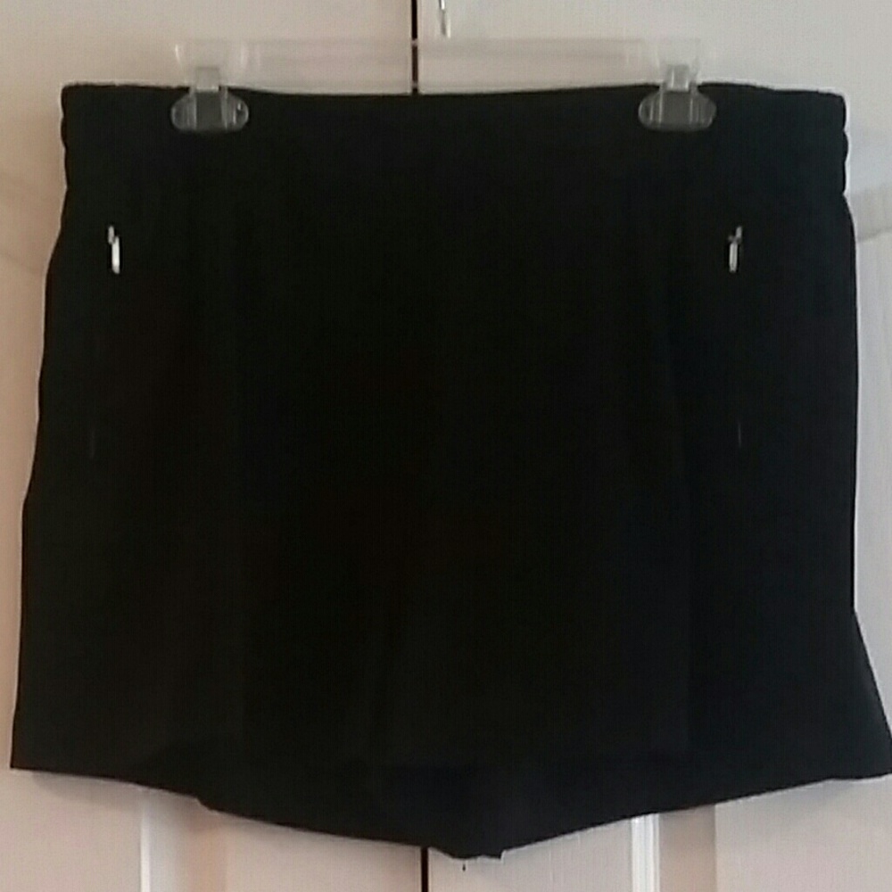 JENNIFER LOPEZ BLACK SHORTS