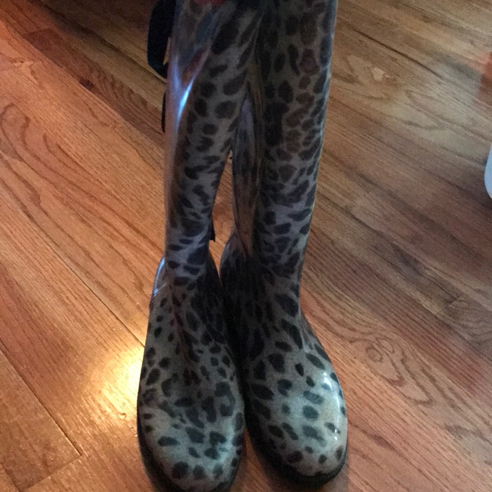 DAV rain boots size 8