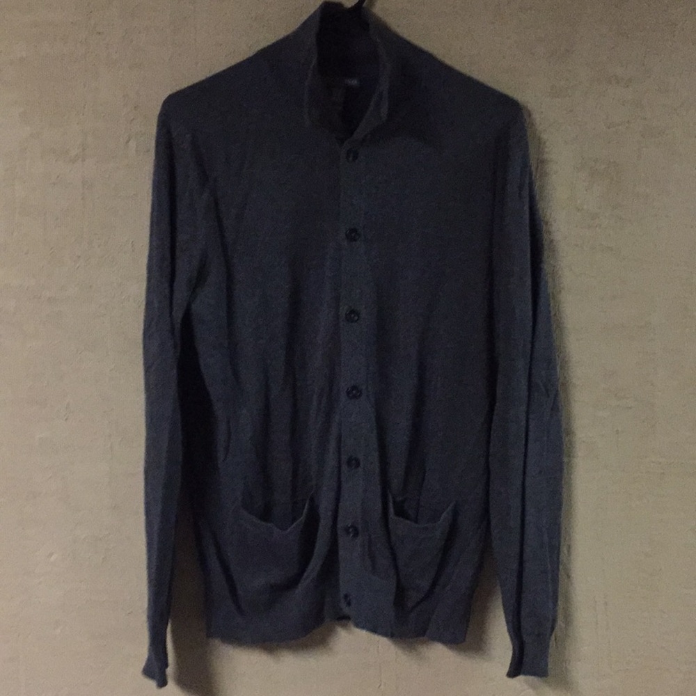 No smoke home. Dk grey button up sweater. HM sz M