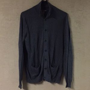 No smoke home. Dk grey button up sweater. HM sz M