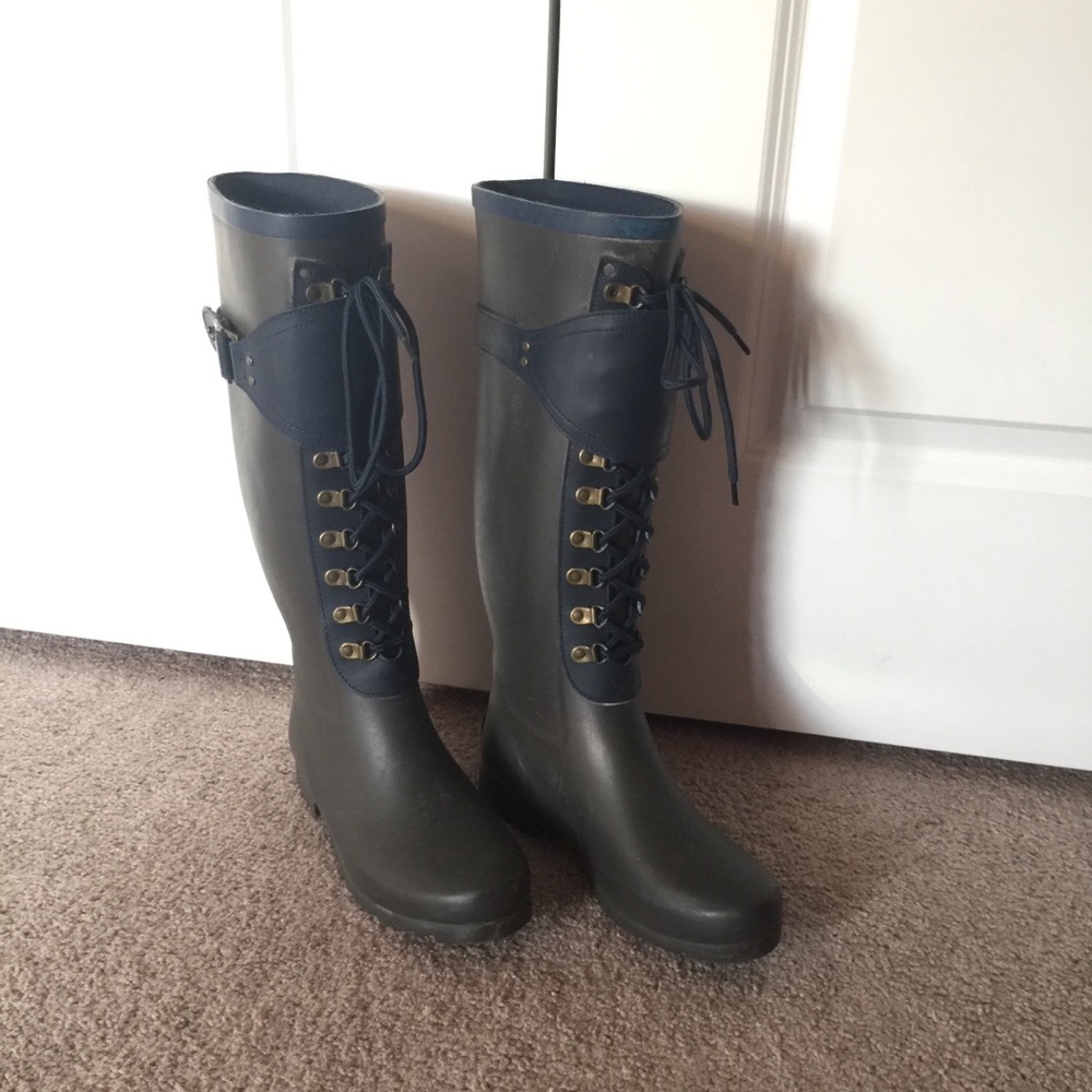 UGG tall rain boot size 7!