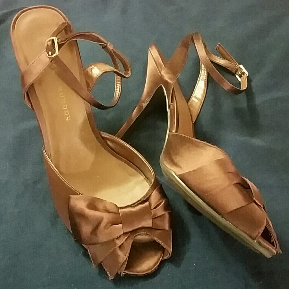 Chinese Laundry Brown heels. Fabric.