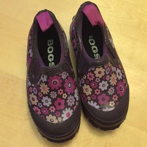 BOGS Rue rain shoes - purple flowers size 10