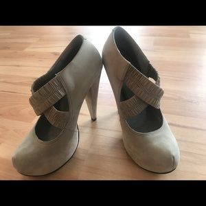 Gray Aldo platform pumps size 40 fit 8.5 / 9