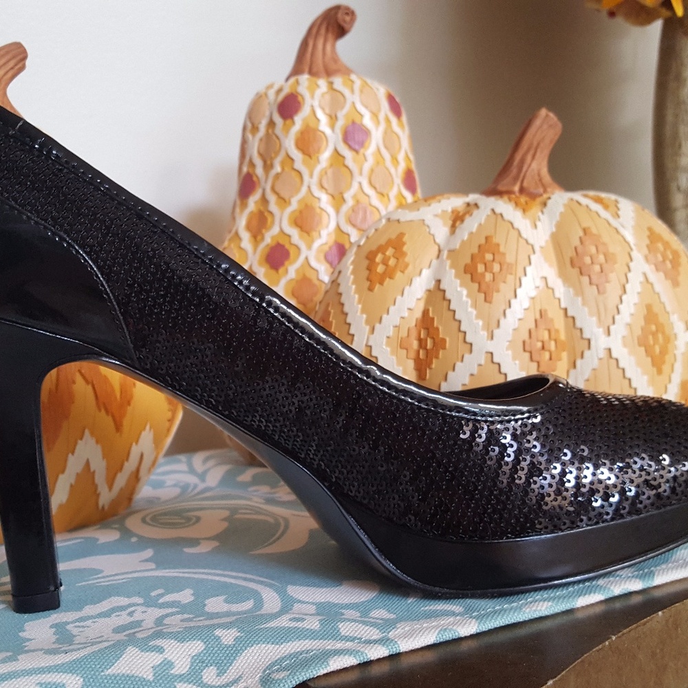 TAHARI Cheryl Black Sequin Platform Pump Sz 8-8.5
