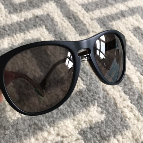 Fendi Sunglasses - Picture 6 of 7