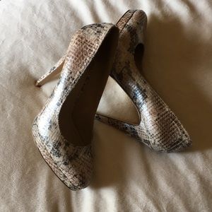 Size 37/ snake beige print.